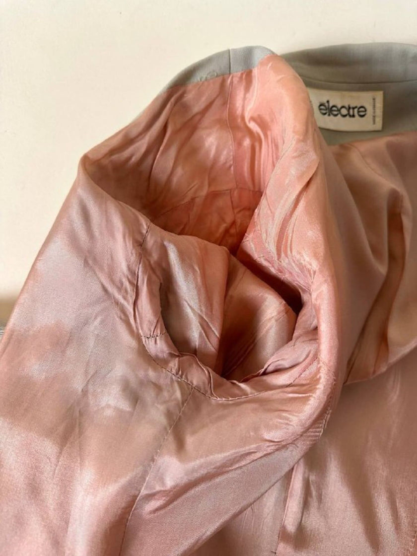 Blazer doppiopetto Ēlectre in rasato di lana beige con taglio ricercato e impunture in tinta