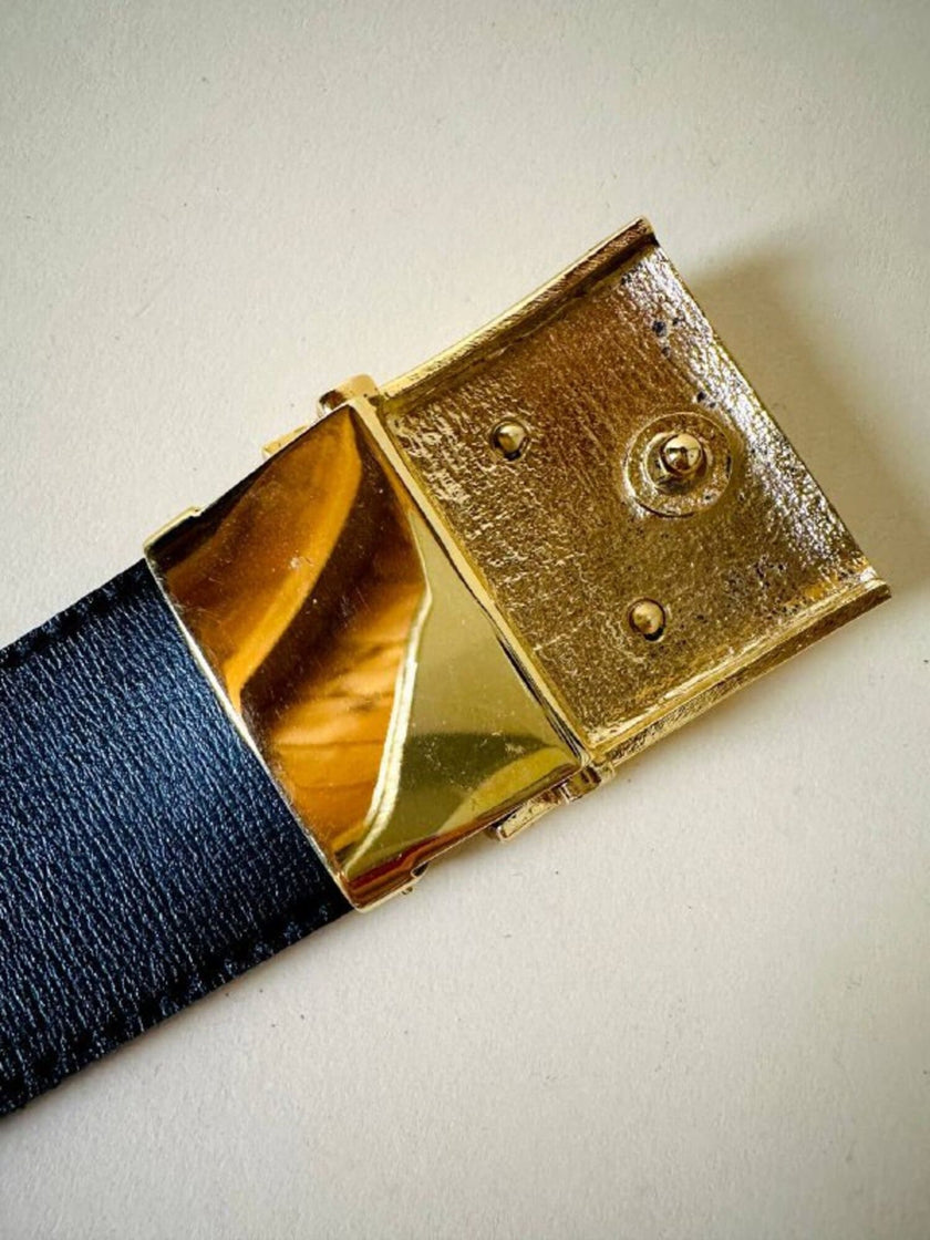 Cintura in camoscio nero con placca logata in metallo oro “Yves Saint Laurent”