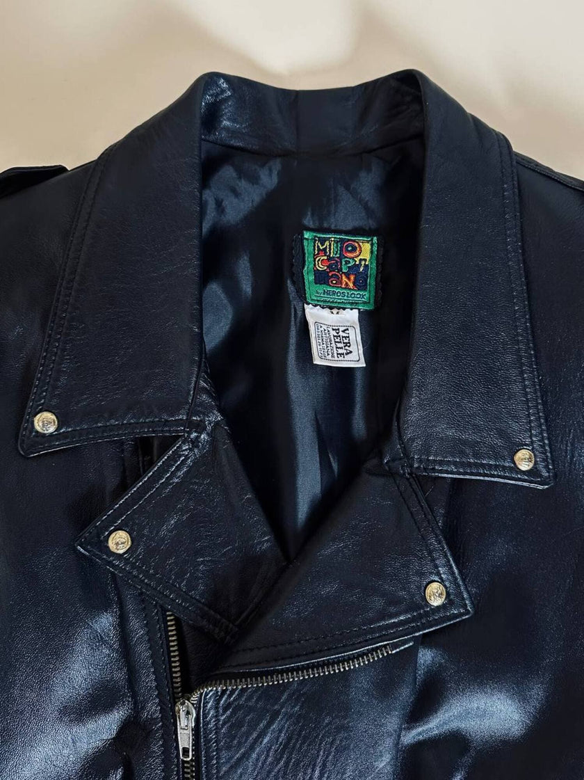 Giacca biker vintage in pelle nera con borchie dorate testa di medusa