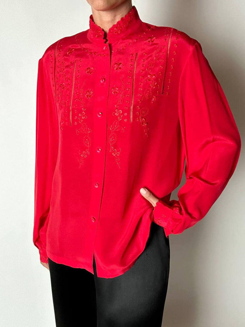 Camicia vintage in pura seta rossa con ricamo a mano