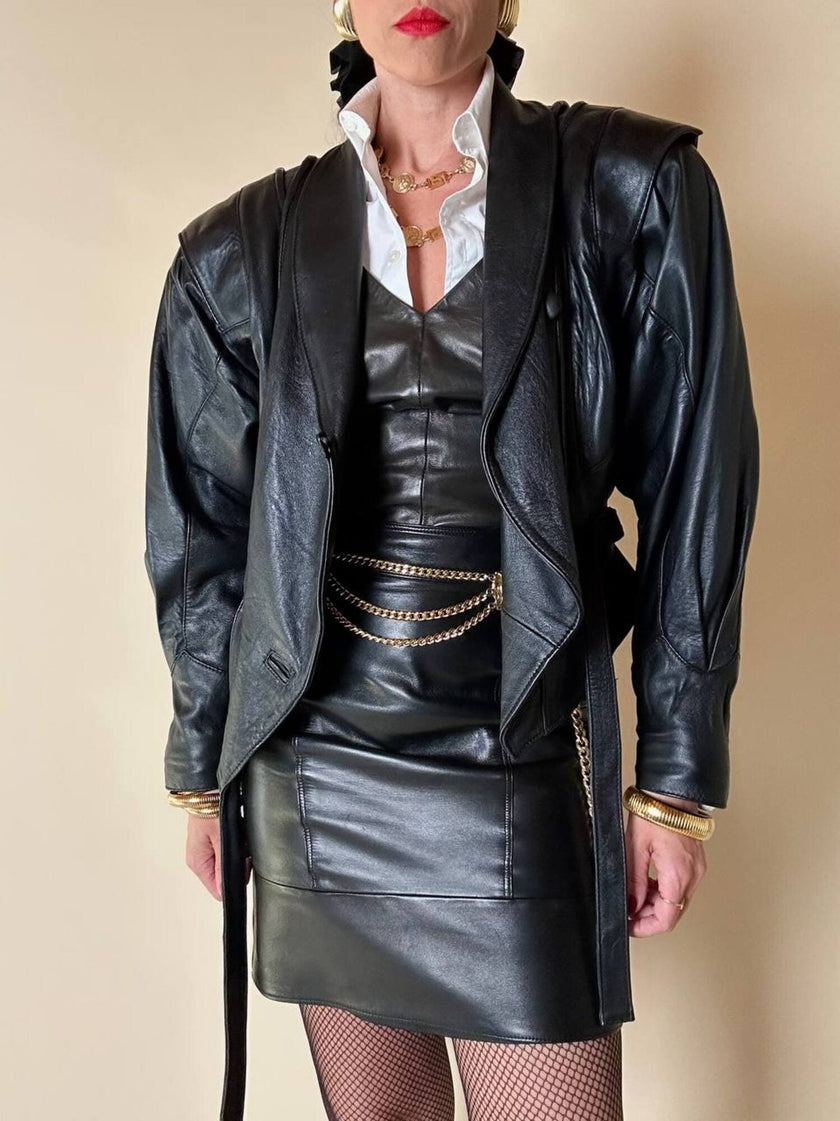 Biker vintage in pelle nera con cintura in vita e fodera couture