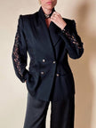Blazer nero con inserti di pizzo macramè 