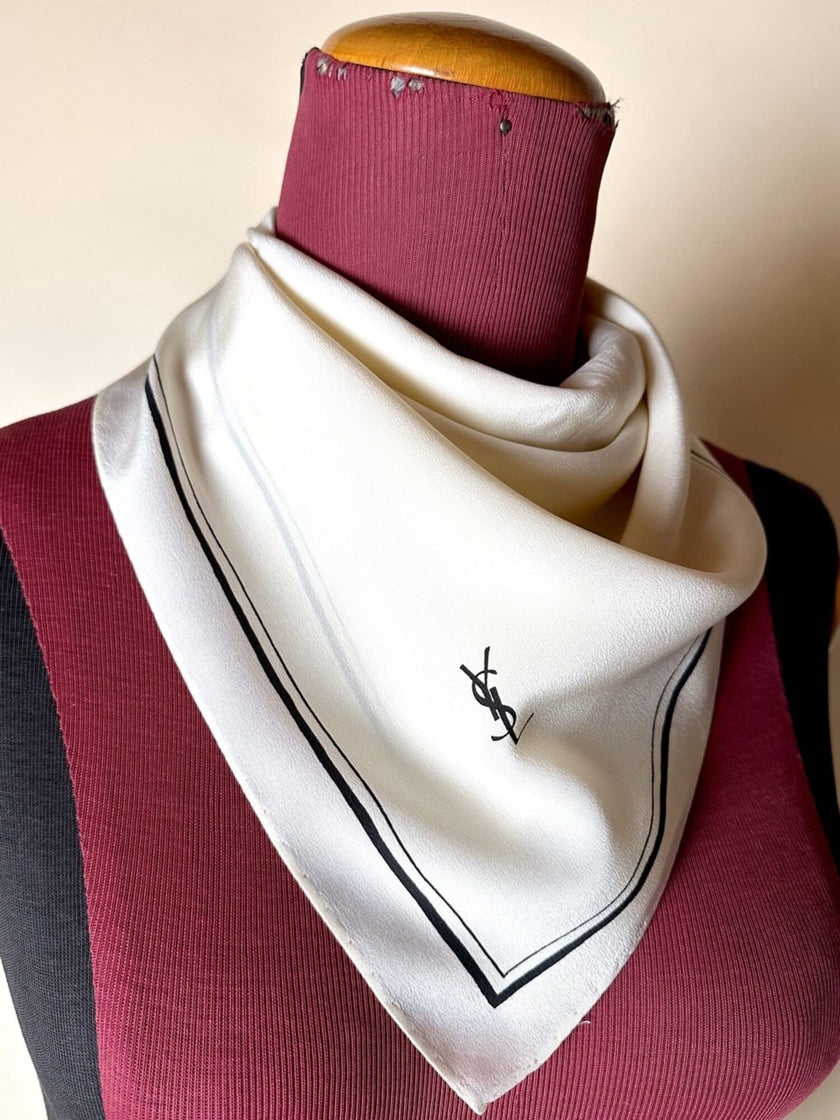 Foulard vintage Yves Saint Laurent in seta avorio con profili e logo neri