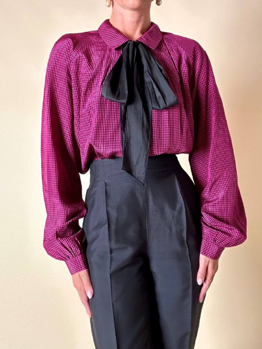 Camicia in seta a quadretti fucsia e neri con con fiocco al collo “Valentino”