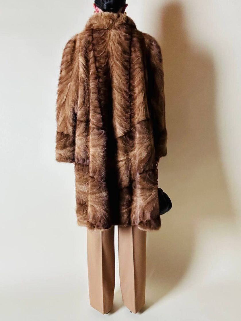 Cappotto vintage in pelliccia di visone marrone chiaro con lavorazione a pannelli