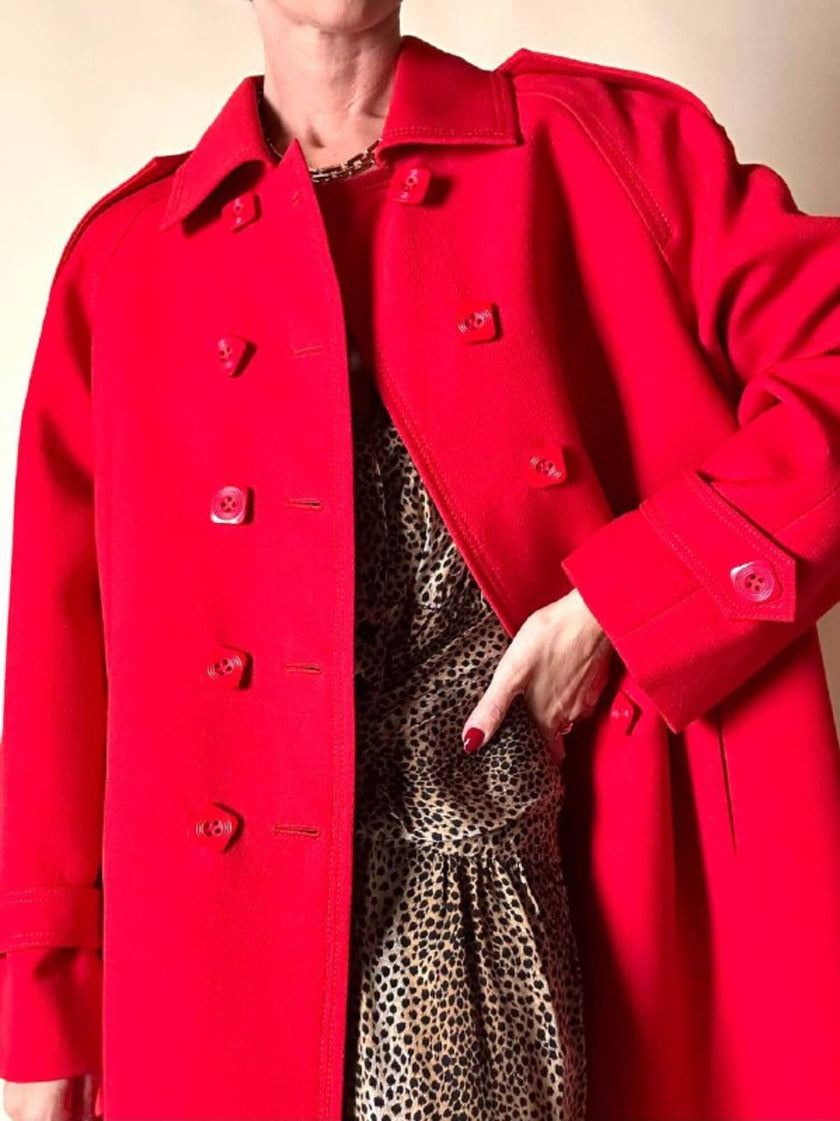 Cappotto rosso oversize con bottoni quadrati