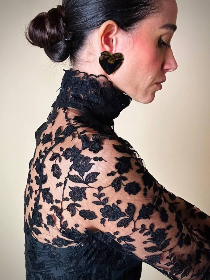 Mini abito sartoriale in tulle nero con ricami floreali
