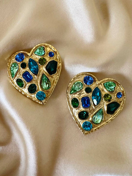 Maxi orecchini a clip dorati a forma di cuore con cristalli incastonati nei toni del verde e del blu