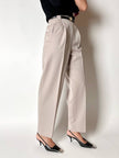 Pantalone vintage in fresco di lana greige con pince e abbottonatura su ambo i lati