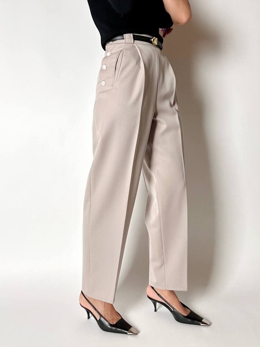 Pantalone vintage in fresco di lana greige con pince e abbottonatura su ambo i lati