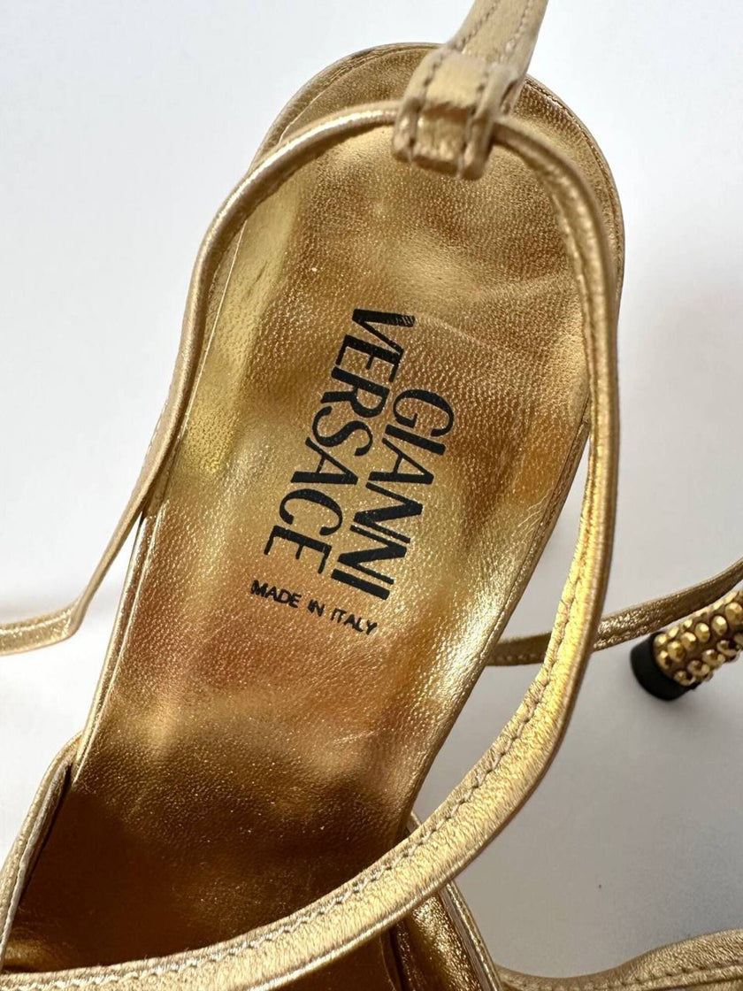 Décolleté slingback Gianni Versace in pelle laminata oro con punta affusolata lacci alla caviglia e tacco gioiello