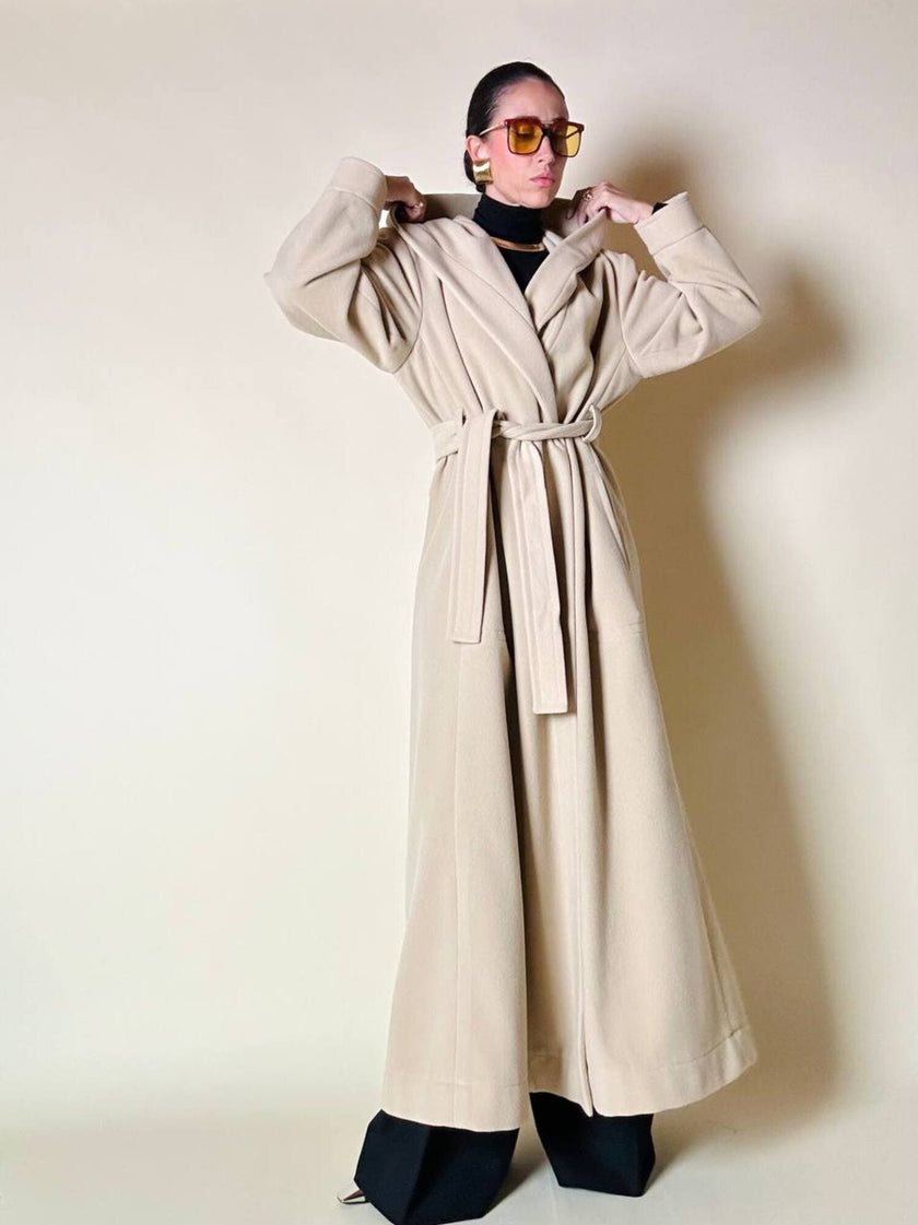 Cappotto lungo a vestaglia con cappuccio in drap di lana beige “Yves Saint Laurent”