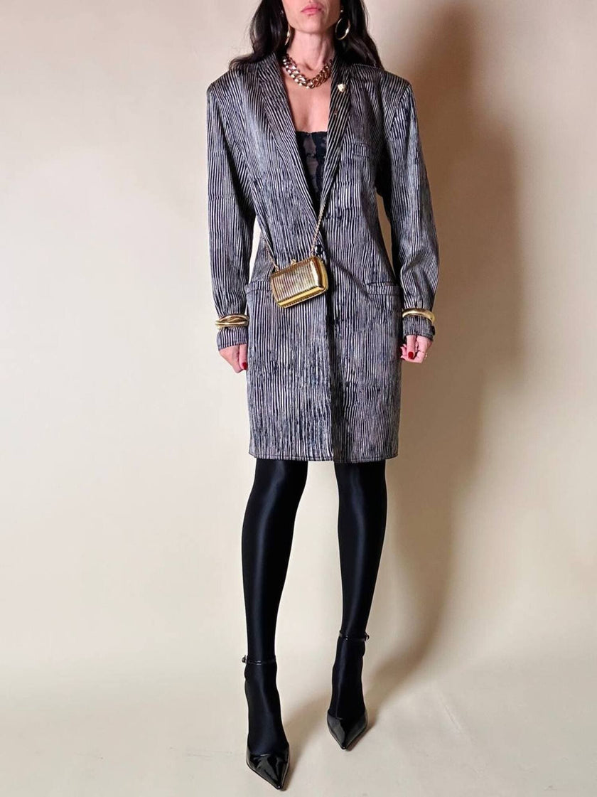 Blazer lungo in raso di seta a righe bianche e nere “Gianni Versace”