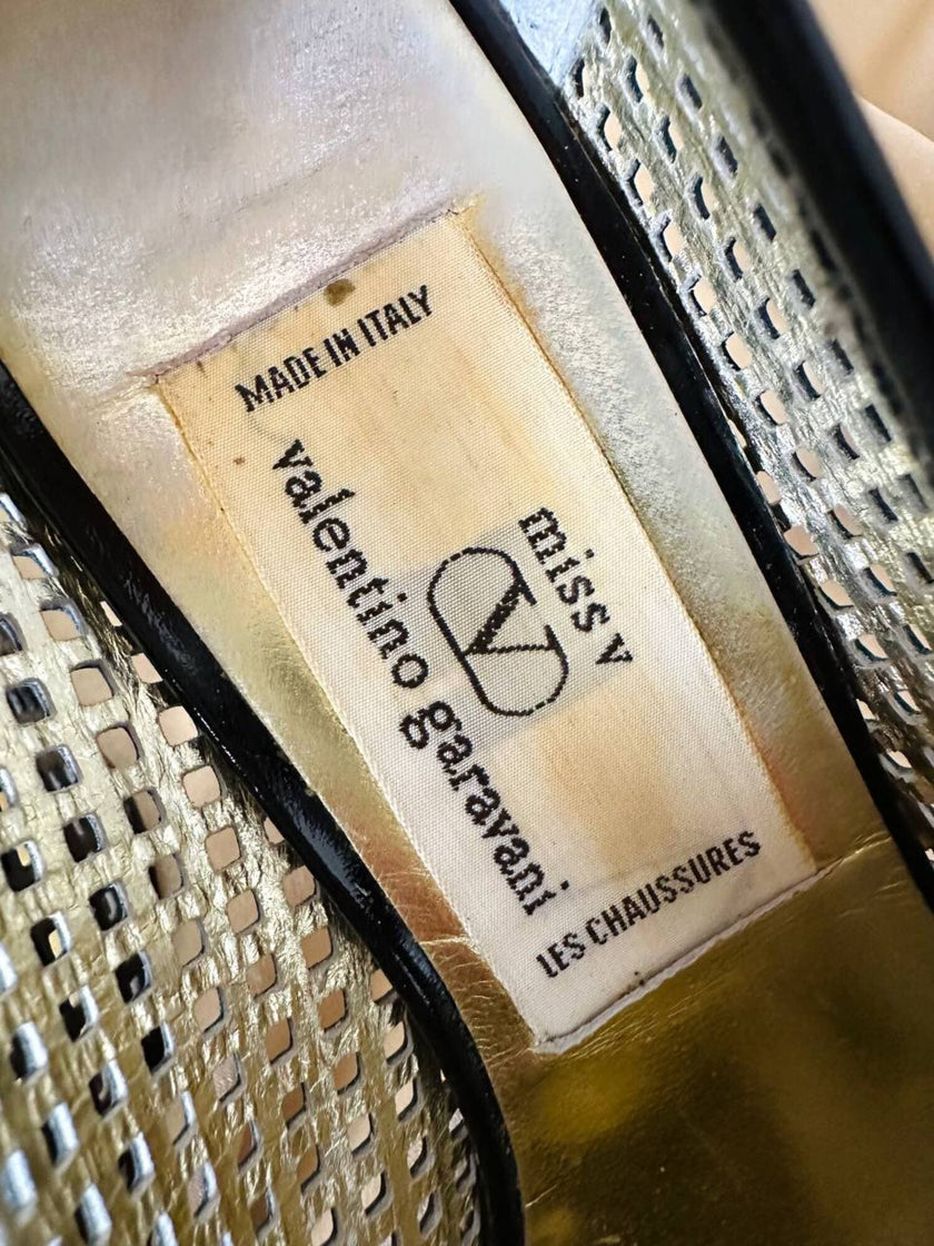 Décolleté vintage Valentino Garavani Miss V in vernice nera traforata con logo nel tacco