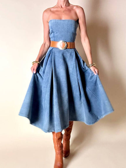 Abito sartoriale a fascia con gonna a ruota in denim effetto slavato
