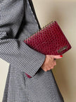 Pochette a quaderno in pelle bordeaux stampa coccodrillo “Moschino”