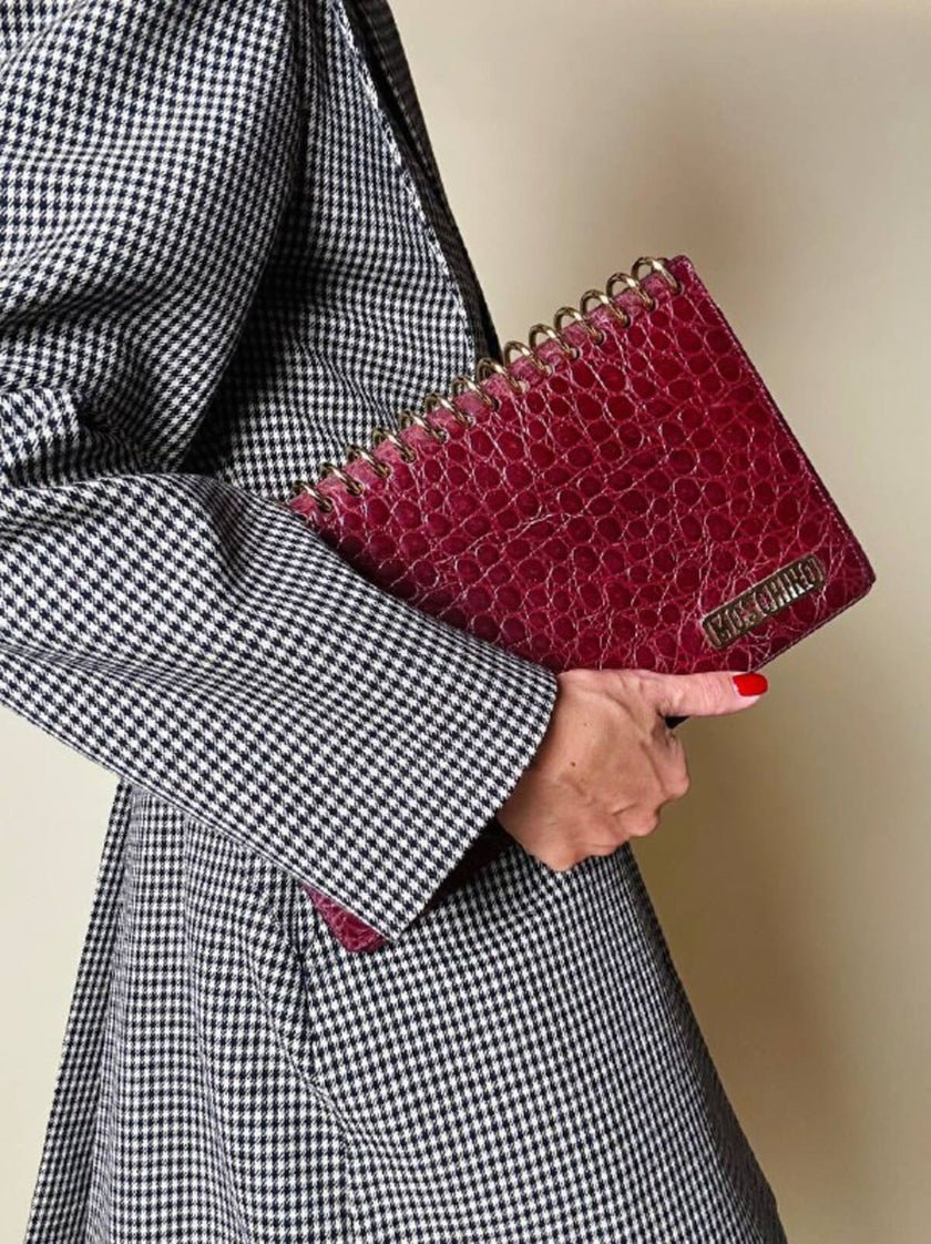 Pochette a quaderno in pelle bordeaux stampa coccodrillo “Moschino”