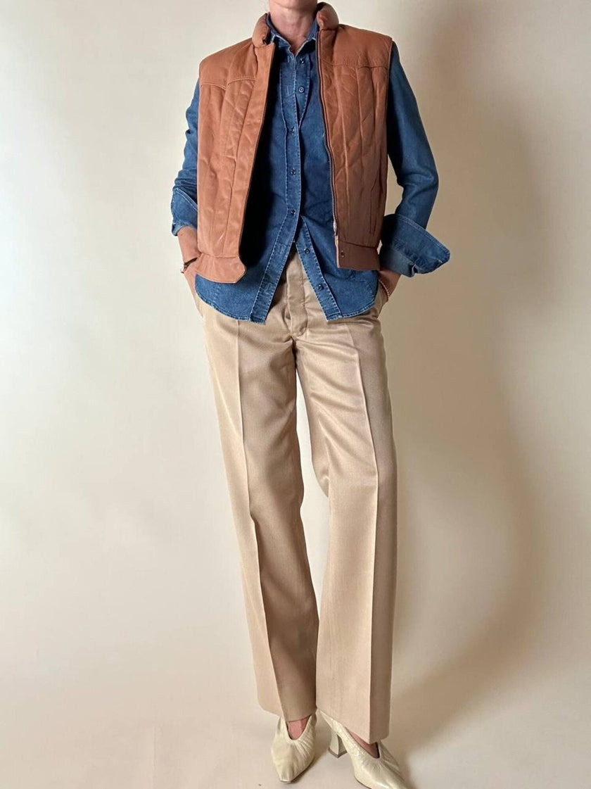 Pantalone sartoriale con piega e abbottonatura frontale color cammello chiaro