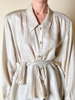Camicia vintage in seta greige con sciarpina plissé e bottoni gioiello dorati