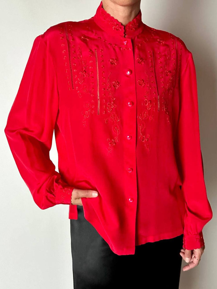 Camicia vintage in pura seta rossa con ricamo a mano