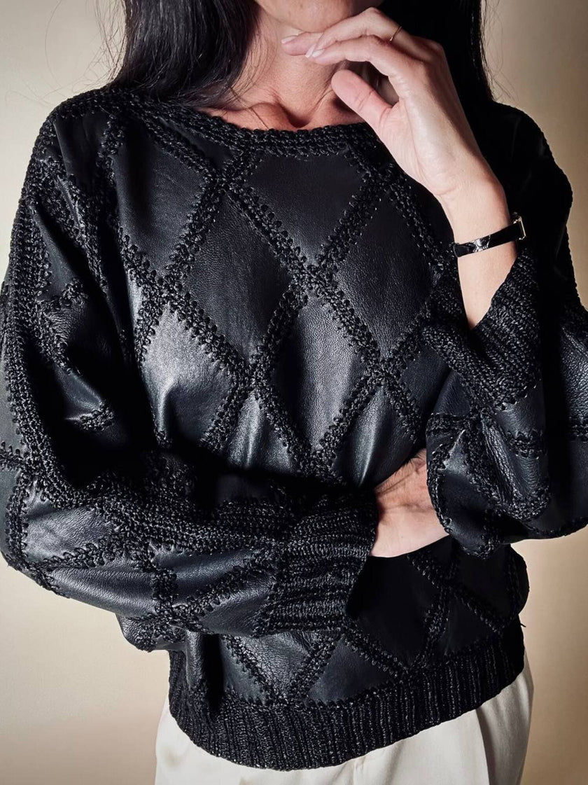 Blusa vintage in pelle nera patchwork con lavorazione crochet e maniche a pipistrello