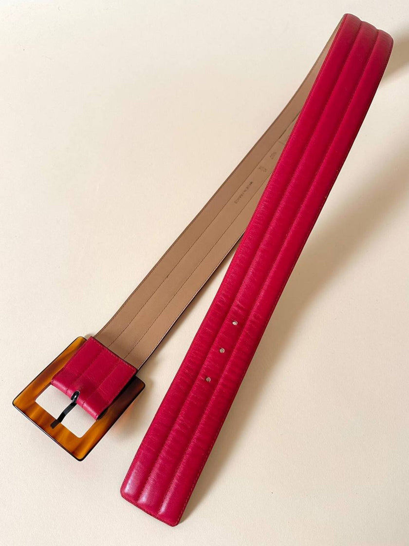 Cintura Yves Saint Laurent in pelle rossa con maxi fibbia in resina effetto tartaruga