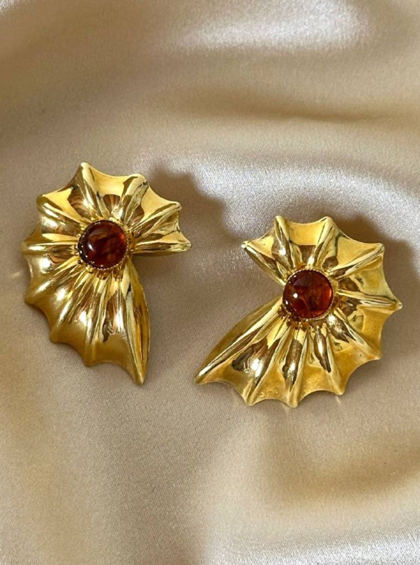 Orecchini a clip dorati a forma di conchiglia con cabochon centrale in ambra sintetica