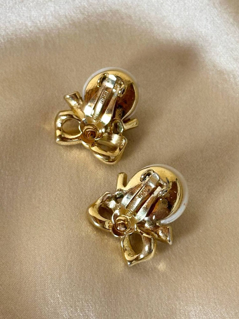 Clip con perle cabochon e piccoli fiocchi incastonati con strass “Nina Ricci”