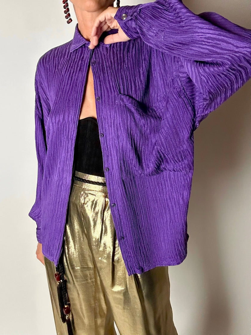 Camicia vintage Gianni Versace in seta goffrata viola con maxi tasca