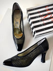 Décolleté vintage Valentino Garavani Miss V in vernice nera traforata con logo nel tacco