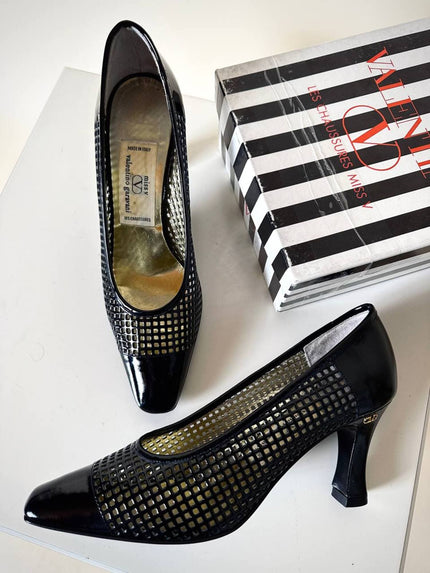 Décolleté vintage Valentino Garavani Miss V in vernice nera traforata con logo nel tacco