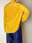 Camicia sartoriale in seta color senape con profili smerlati