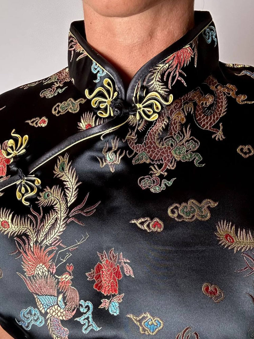 Qipao vintage in raso jacquard nero fantasia orientale con draghi e fenici