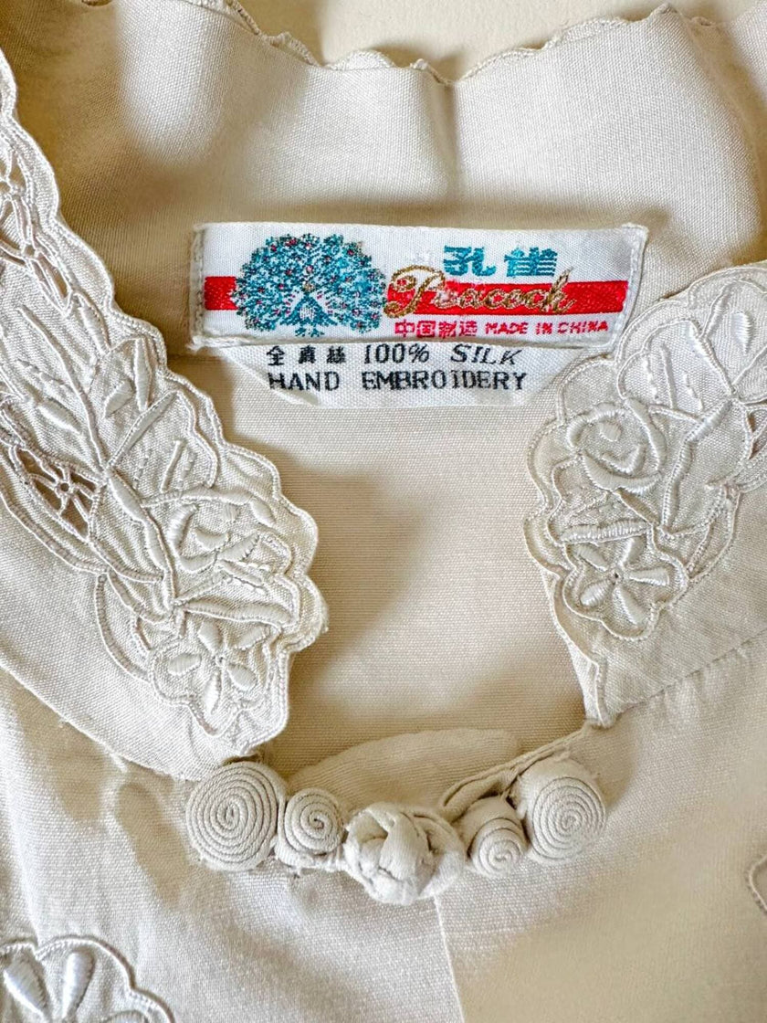 Chemise en soie ivoire brodée à la main avec de précieux brandebourgs