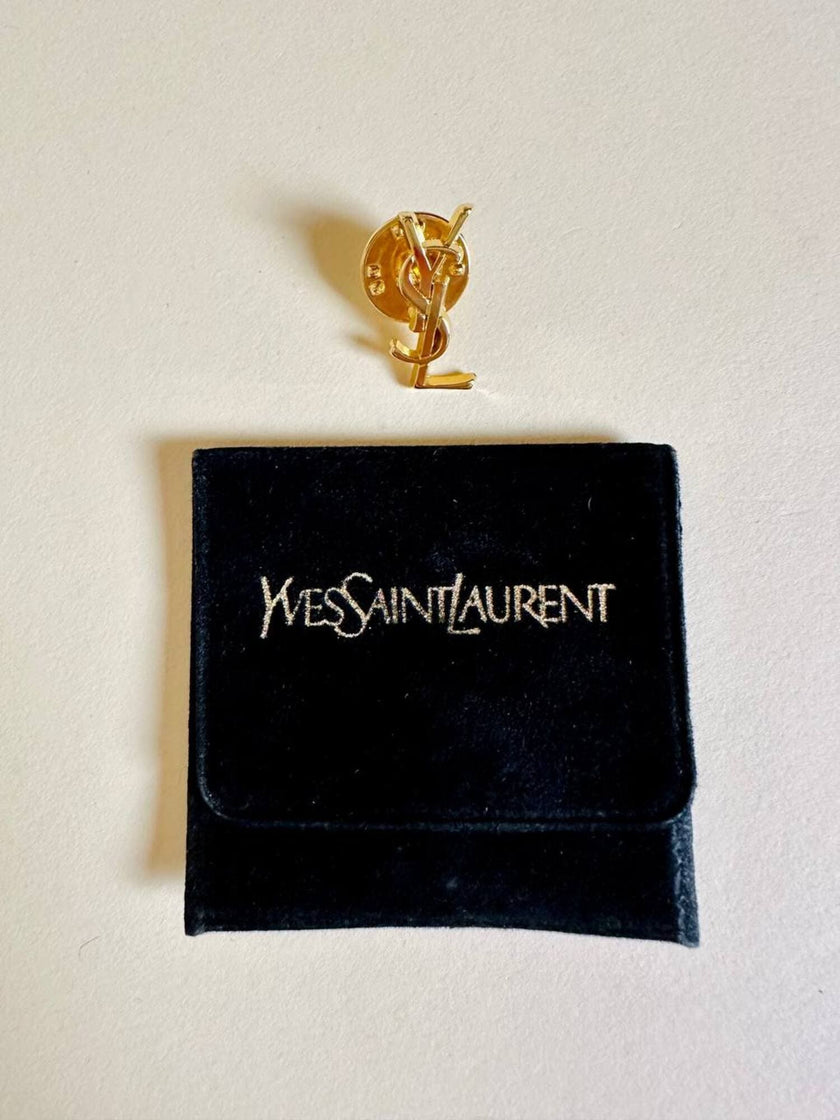 Mini spilla logo YSL dorata con dust bag  “Yves Saint Laurent”