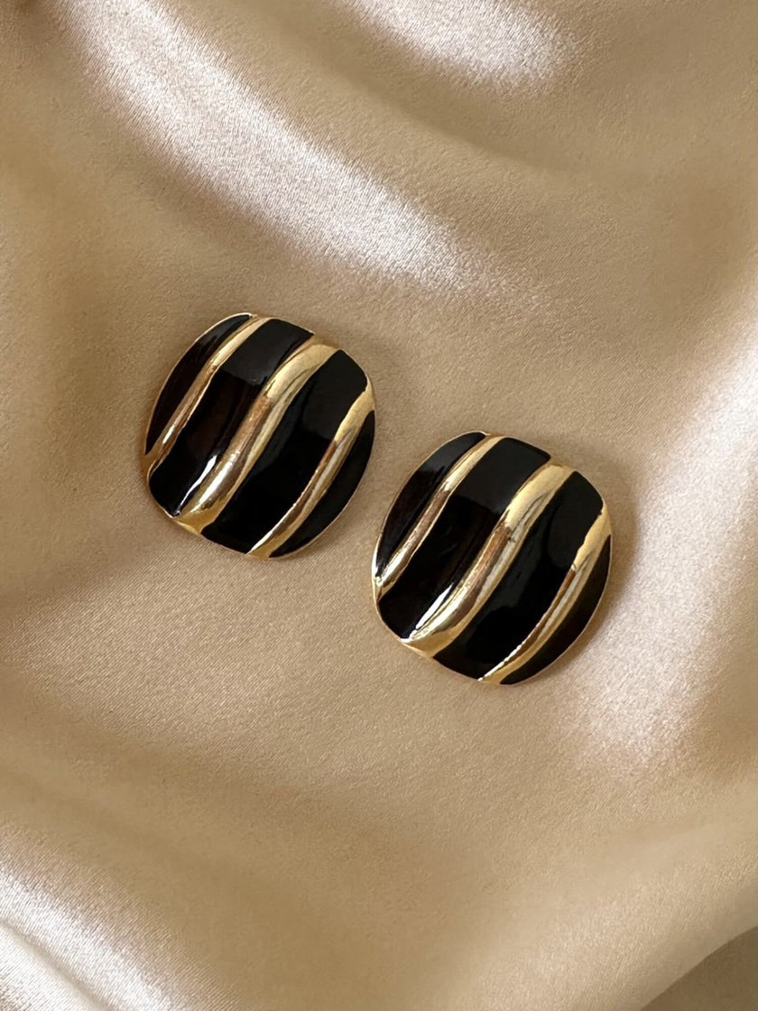 Clip in metallo dotato con dettagli in smalto nero