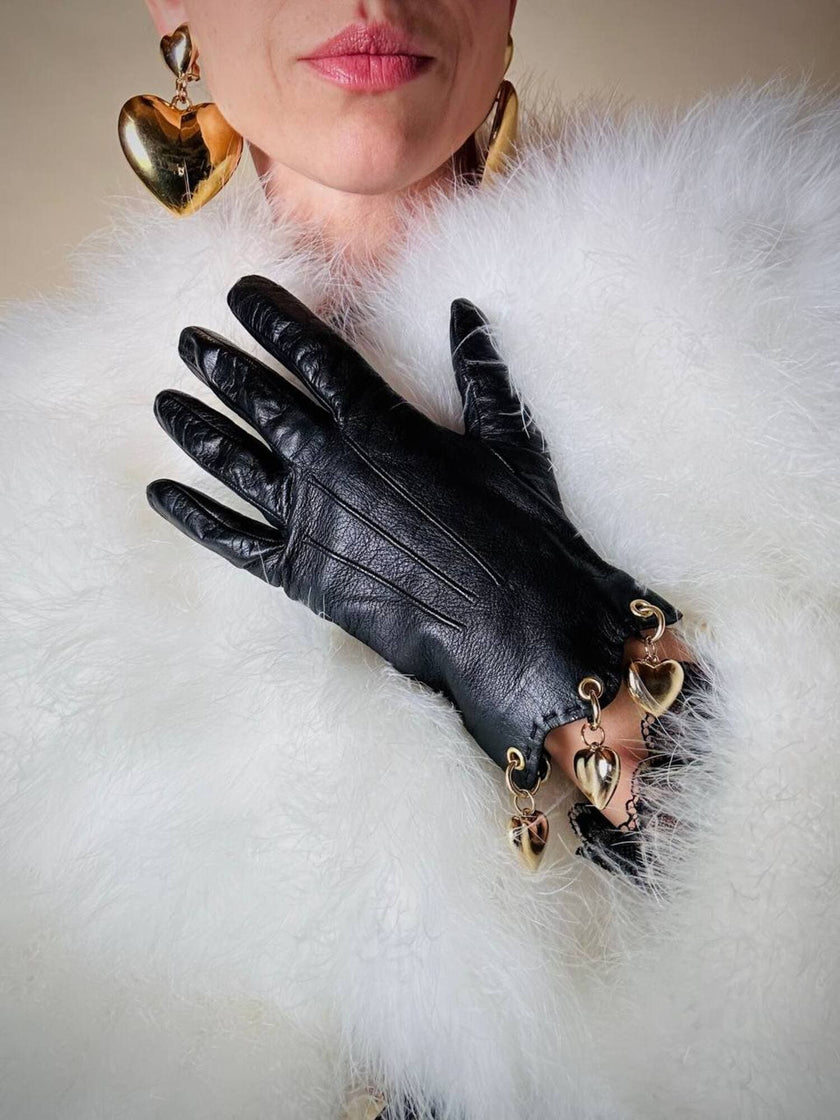 Guanti in pelle nera con charm dorati a forma di cuore “Sermoneta”