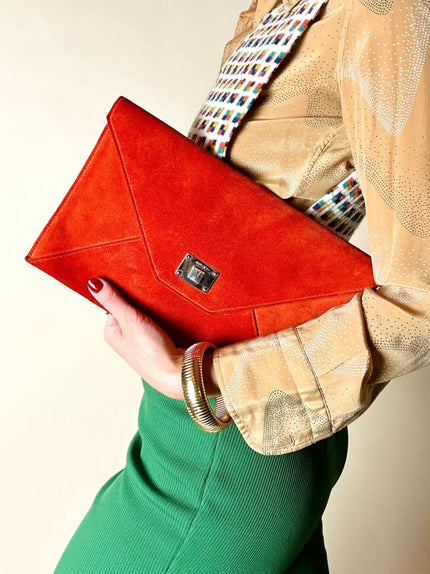 Pochette a busta Jimmy Choo in camoscio aragosta con placca metallica logata