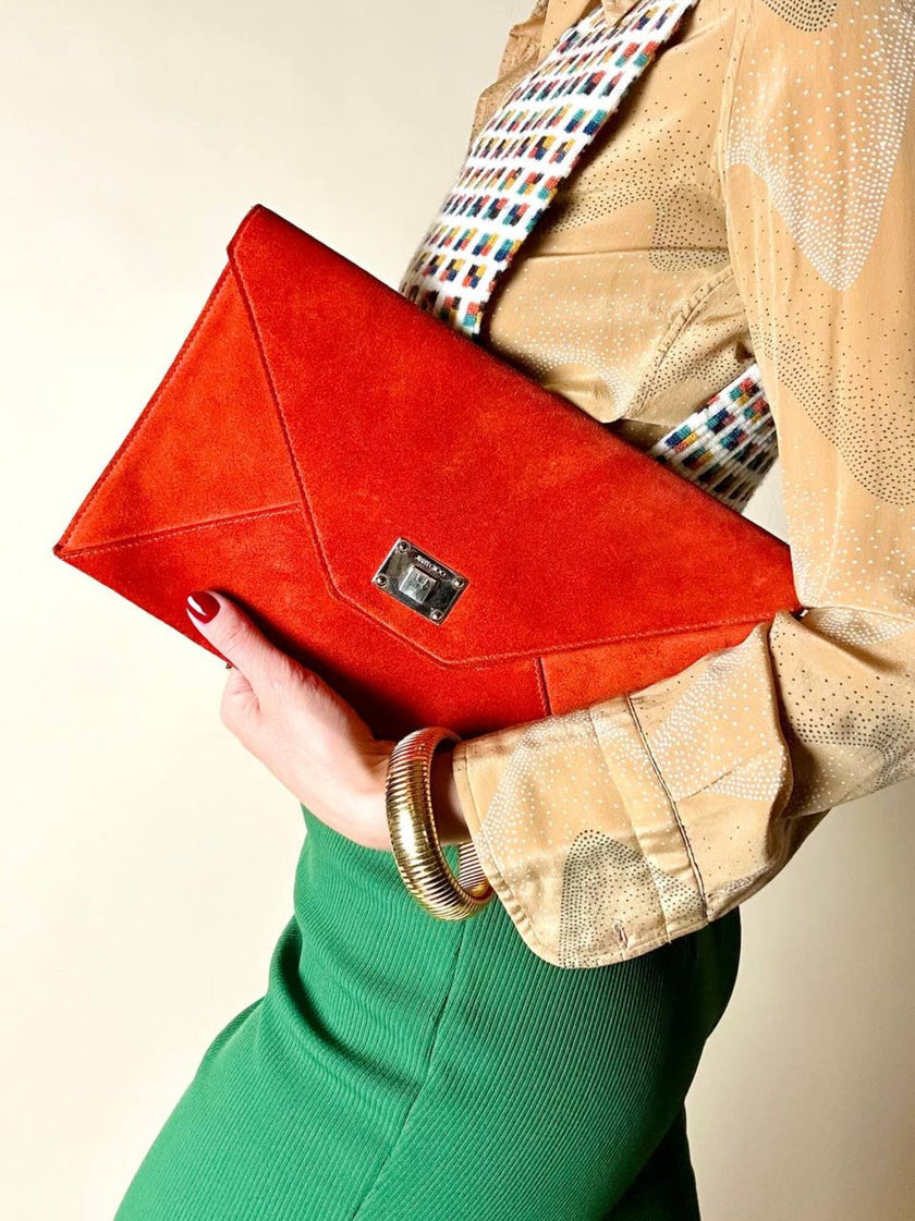 Pochette a busta Jimmy Choo in camoscio aragosta con placca metallica logata