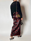 Gonna lunga a tubino in raso jacquard nero e rosso fantasia floreale
