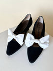 Scarpe vintage Yves Saint Laurent in camoscio nero con maxi fiocchi bianchi