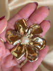 Spilla dorata a forma di fiore con perla cabochon “Yves Saint Laurent”