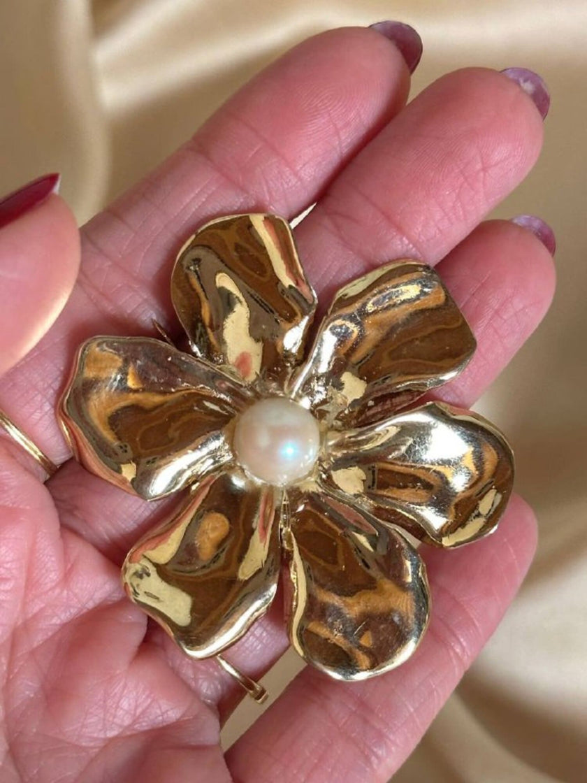 Spilla dorata a forma di fiore con perla cabochon “Yves Saint Laurent”