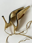 Décolleté slingback Gianni Versace in pelle laminata oro con punta affusolata lacci alla caviglia e tacco gioiello