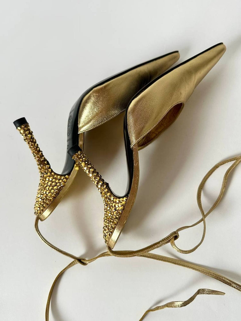 Décolleté slingback Gianni Versace in pelle laminata oro con punta affusolata lacci alla caviglia e tacco gioiello