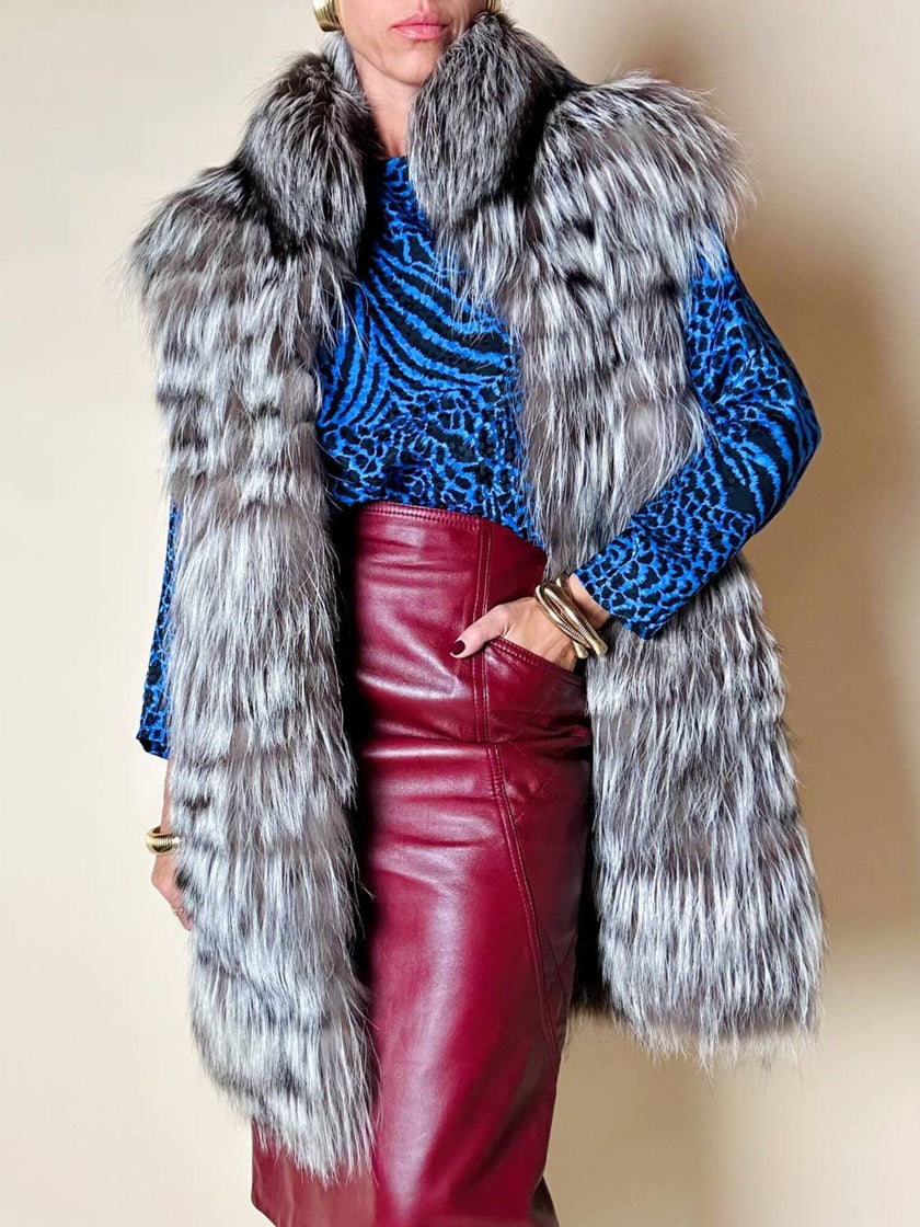 Gilet lungo in volpe argentata con rifiniture in pelle nera