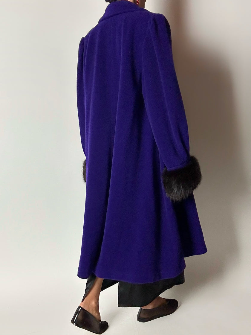 Cappotto vintage blu violaceo in lana con polsi in pelliccia di volpe nera