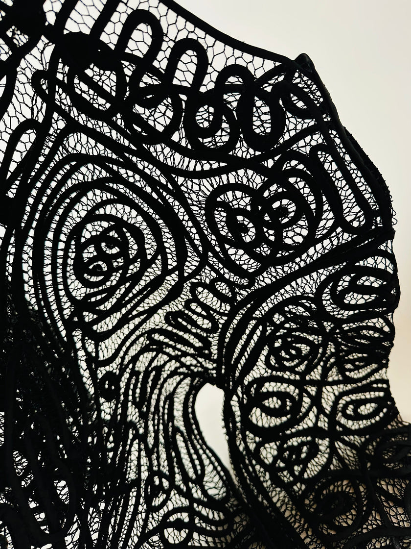 Giacca vintage in seta nera con ricami soutache e alamari