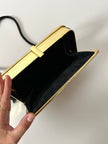 Borsa vintage in velluto nero con struttura dorata e nappe laterali
