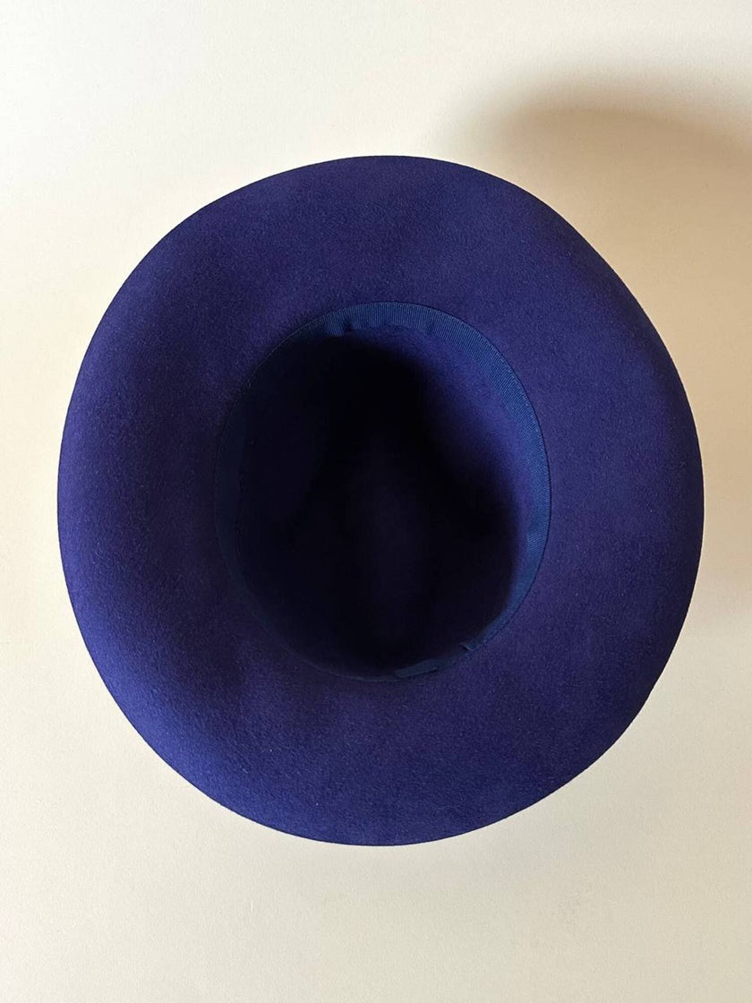 Cappello Fedora vintage blu lapislazzuli con cinta canneté tono tu tono realizzato in feltro di lapin